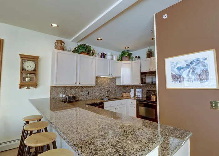 4 Bedrooms Apartment *