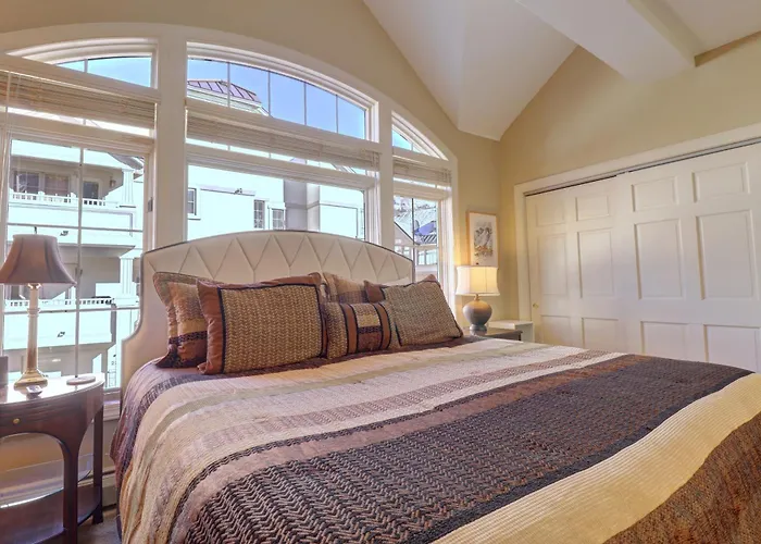 4 Bedrooms Apartment