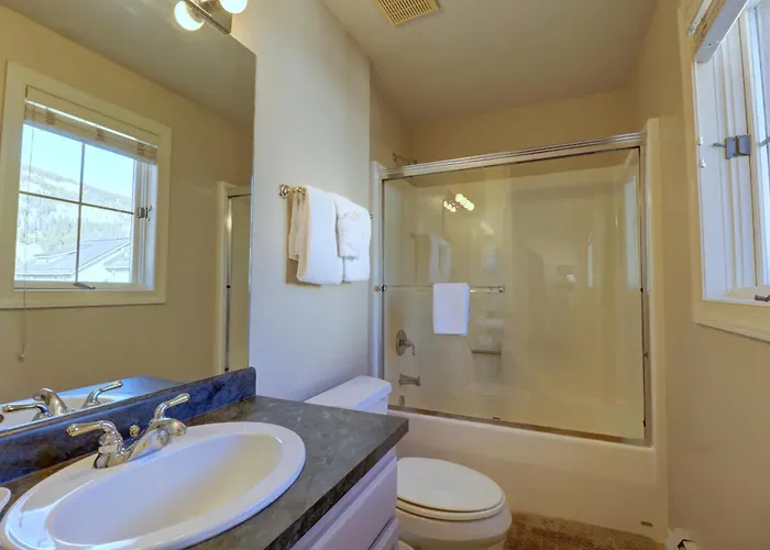 4 Bedrooms Apartment *